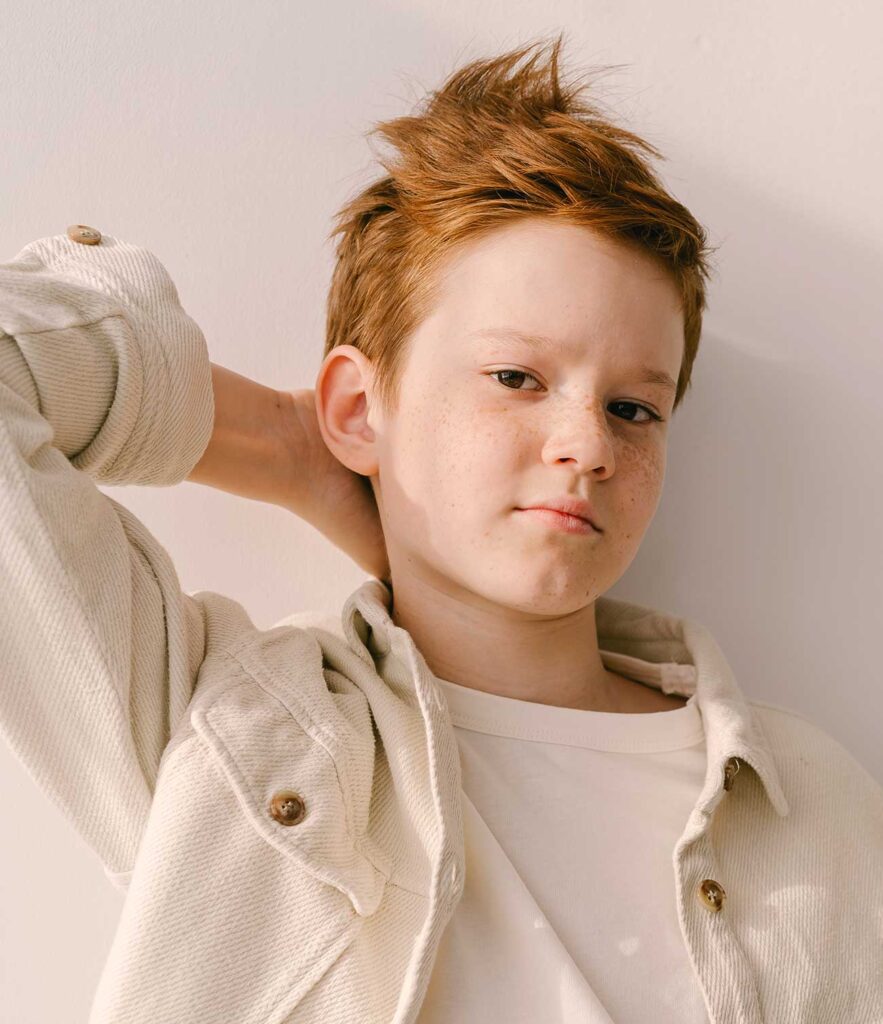 Le Coiffeur Coupe Des Cheveux D'un Garçon D'enfant Dans Le Salon